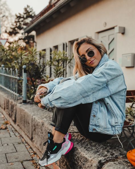 Adidas Falcon Outfit Women, Oversized Denim Jacket Outfit Fall, Denim Jacket Outfit Fall, Adidas Falcon Outfit, Falcon Outfit, Oversized Denim Jacket Outfit, Fall Jackets Outfit, Looks Adidas, Adidas Falcon