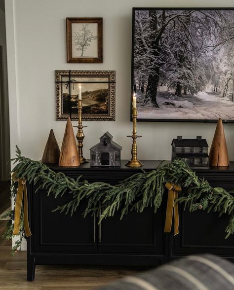 Christmas Living Room Coffee Table Decor, Minimal Christmas Outdoor Decor, Black Watch Christmas Decor, Big Christmas Tree Living Rooms, Christmas Moody Aesthetic, Black Velvet Christmas Ornaments, Black Tan Green Christmas Decor, Brown Black Christmas Decor, Christmas Decor Ideas Woodland