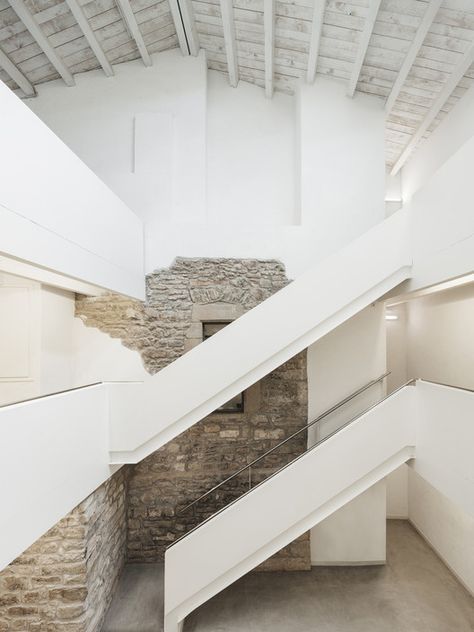 Wall Structure, White Architecture, White Stairs, Renovation Architecture, Sacred Spaces, Internal Design, Stone Walls, Adaptive Reuse, Staircase Design