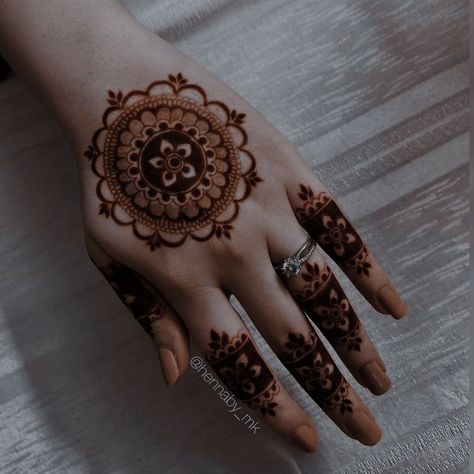 Mehedi Design Simple, Mehndi Designs 2023, Favor Quotes, Simple Henna Designs Hand, Kashee's Mehndi Designs, Pakistani Aesthetic, Tato Henna, Very Simple Mehndi Designs, Rose Mehndi Designs