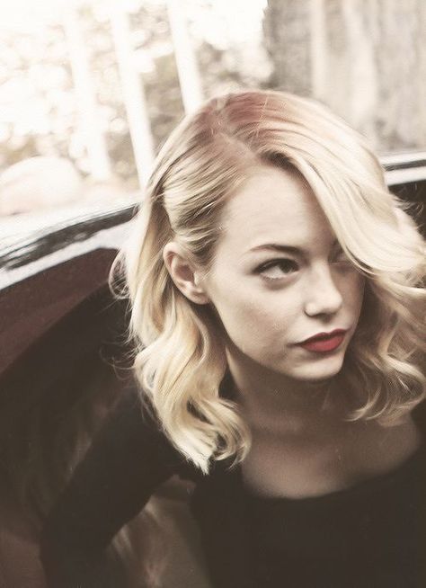 Beautiful vintage style hair on Emma Stone. Side part and loose waves. Curls For Medium Length Hair, Wedding Hairstyles Medium Length, Medium Curls, Best Wedding Hairstyles, 2015 Hairstyles, Shoulder Length Hair Cuts, Wedding Hair Down, Penteado Cabelo Curto, Short Hairstyle