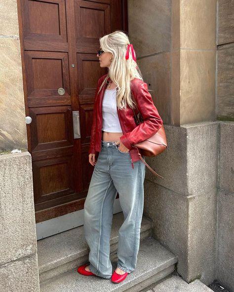 Can’t stop won’t stop wearing red 🍎 | Instagram Red Ballet Flats Outfit, Red Flats Outfit, Red Shoes Outfit, Flat Shoes Outfit, Chica Chola, Red Ballerinas, Ballet Flats Outfit, Red Ballet Flats, Ballerina Outfit