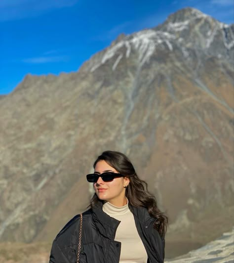 Photoshoot Ideas On Mountain, Mountains Pose Ideas, Mountain Photo Poses, Photo Poses In Mountains, Kasol Trip Aesthetic, Poses In Mountains, Mountain Outfit Aesthetic, Mountain Aesthetic Outfit, Mountain Photo Ideas Instagram