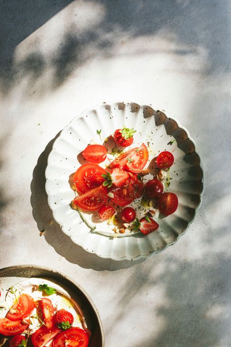 Farmhouse Food Photography, Tomato Salad Photography, Carribean Food Photography, Cookbook Photography Inspiration, Food Photography Dinner, Sunlight Food Photography, Homemade Food Photography, Interesting Food Photography, Minimalist Food Photography Aesthetic