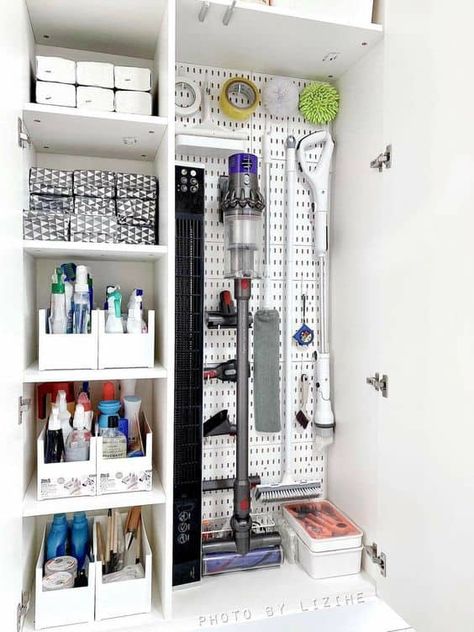 Cleaning Closet Organization, Utility Room Designs, Laundry Room Wallpaper, Utility Closet, Organized Closet, Modern Laundry, Desain Pantry, Laundry Room Closet, Shelf Board