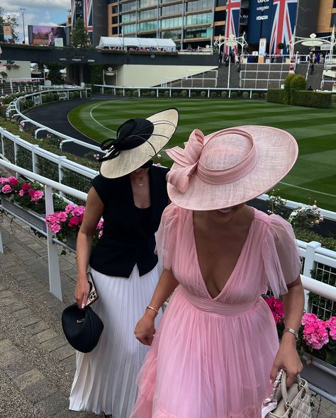 The best girls day getting dressed up for The Royal Ascot 🐎🤍🥂👒 @georgiamay 💗 . . Ascot 2024, Royal Ascot, Race day outfit . . #ascot2024 #royalascot #royalascot2024 #ladiesday #ladiesdayout #raceday #racedayfashion #racedayoutfit #karenmillen #karrenmillendress #fascinator #hatstyle #raceseason #ascot #ascotraces #ascotracecourse #ascothats #ascotstyle #ascotfashion #girlsday Outfits For The Races Ladies Day, Royal Ascot Aesthetic, Races Outfit Winter, Fall Horse Race Outfit, Horse Race Day Outfits, Horse Race Outfits For Women, Horse Racing Outfit, Horse Race Outfit Dresses, Fascinator Outfit