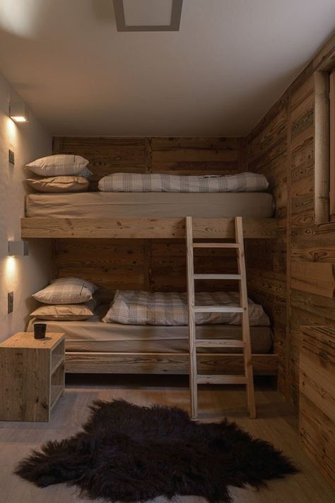 𝘤𝘰𝘭𝘥𝘩𝘦𝘢𝘳𝘵𝘦𝘥 𝘣𝘰𝘴𝘴 | 𝘢𝘦𝘴𝘵𝘩𝘦𝘵𝘪𝘤 Cabin Bunk Beds, Bunk Bed Rooms, Bunk Beds Built In, Chalet Interior, Chalet Design, Bunk Rooms, Cabin Interiors, Bunk House, Small Room