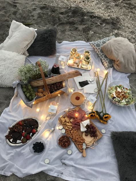 Romantic picnic on the beach Katarina Core, Evening Picnic, Witchy Birthday, Romantic Beach Picnic, Picnic Date Food, Picnic On The Beach, Picnic Inspo, Dream Proposal, Beach Bash