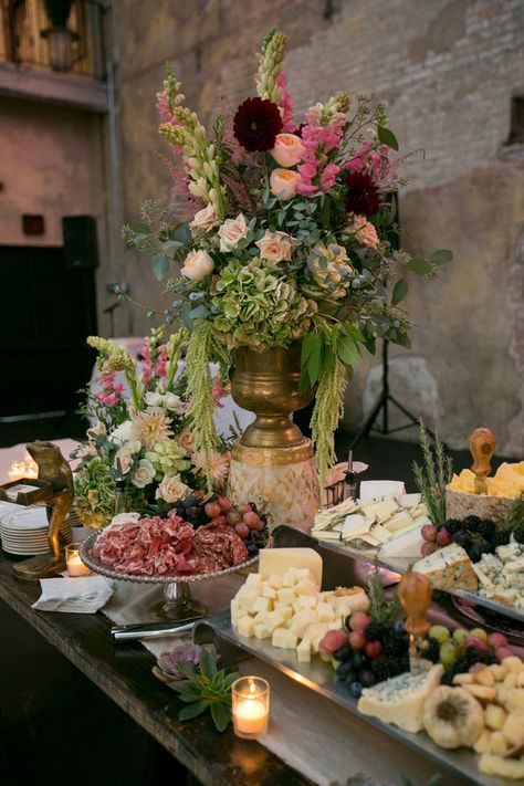 Wedding Food Display, Wedding Buffet Food, Elegant Black Tie, Cheese Table, Cheese Display, Wedding Food Stations, Fest Mad, Wedding Appetizers, Food Buffet