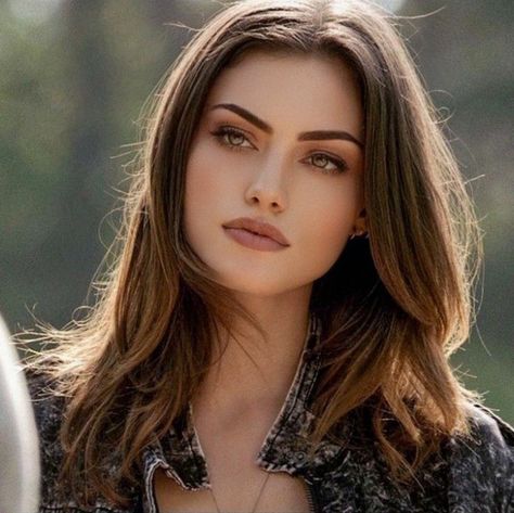 Phoebe Tonkin Hair, Anne Marie Album, Angelina Jolie Makeup, Hayley Marshall, Female Inspiration, Girls Tumbler, Girl With Brown Hair, Phoebe Tonkin, James Potter