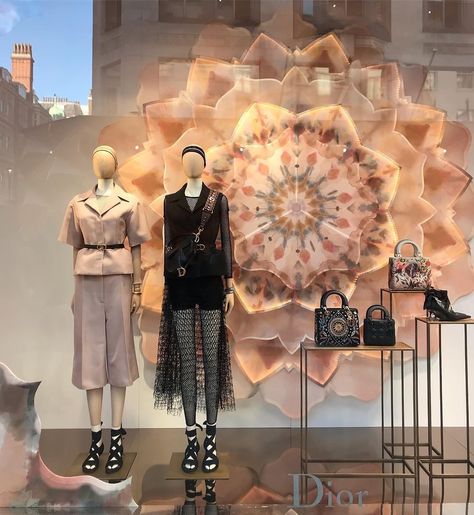 VM Daily on Instagram: “Tie dye @dior #windowdisplay #retaildisplay #visualmerchandising #visualmerchandiser #dior #flower #tiedye #vmlife #mannequin #vmdaily via…” Headless Mannequin, Fashion Retail Interior, Dior 2019, Bond Street London, Fashion Window Display, Windows Design, Visual Merchandiser, Award Display, Gucci Flora