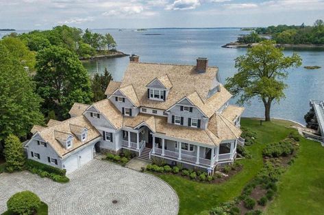 Waterfront House Exterior, Houses By Water, Fancy Beach House Exterior, Rich Beach House, Lake House Layout, Summer House Exterior, Southern Beach House, Seaside Mansion, Oceanfront Mansion