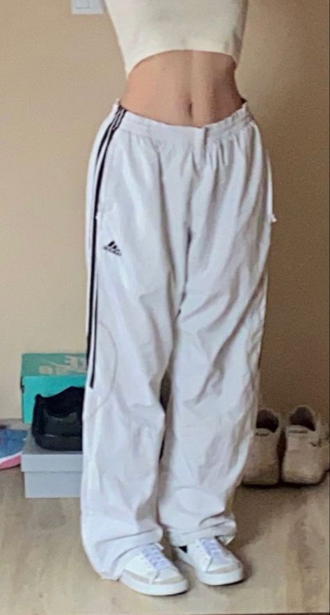 Buggy Clothes Outfit, Adidas Trousers Outfit, Adidas Pants Outfit, 2000 Outfits, Adidas Trousers, Track Pants Outfit, Boyfriend Sweatpants, Nike Track Pants, Adidas Tracksuit