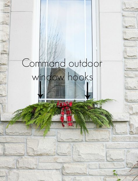 Outdoor Christmas Garland, Deco Noel Nature, Window Garland, Window Swags, Christmas Window Boxes, Outdoor Window, Church Altar, Outside Christmas Decorations, Front Door Christmas Decorations