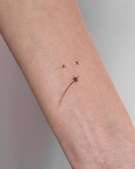 Tattoo of the word "amar" located on the inner forearm. Shooting Star Tattoos, Tattoo Etoile, North Star Tattoos, Star Tattoo Meaning, Shooting Star Tattoo, Cosmic Tattoo, Small Star Tattoos, Tiny Wrist Tattoos, Cool Wrist Tattoos