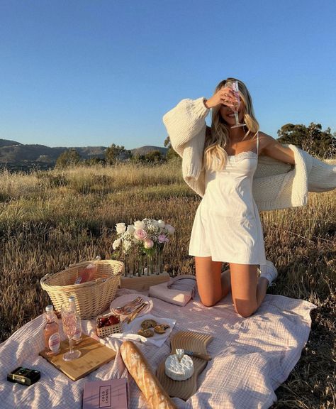 Picnic Outfit Inspiration, Insta Photo Ideas Picnic, Comfy Picnic Outfit, Picnic Aesthetic Cottagecore, Spring Picnic Aesthetic Friends, Picnic Aesthetic Poses, Flower Picnic Photoshoot, Soft Spring Aesthetic Outfits, Picnic Poses Photo Ideas