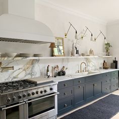 Granite Backsplash Kitchen, L Shaped Shelves, Modern Kitchen Backsplash, Granite Backsplash, Shiplap Backsplash, Barn Kitchen, Gorgeous Tile, Stone Backsplash, Open Kitchen Shelves