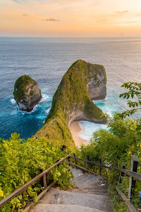 The famous T-Rex shaped beach - Kelingking Beach - is one of the best places to see on Nusa Penida. Click here to read a complete guide for visiting Kelingking Beach including how to get there, what is the best time for visiting and what to expect! | Best things to do on Nusa Penida | Visiting Nusa Penida | Kelingking Beach Guide | T-Rex Beach Bali | Bali bucket list | Off the beaten places in Bali | What to do on Nusa Penida | Best places on Nusa Penida | Bali bucket list Kelingking Beach Bali, Places In Bali, Kelingking Beach, Nusa Penida Bali, Bali Bucket List, Instagram Design Creative, Bali Vacation, Beach Bali, Bali Beaches