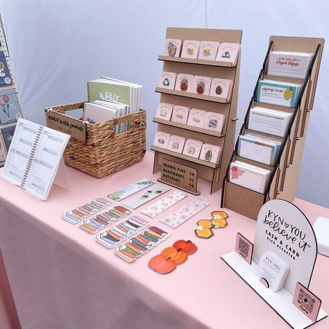 Notepad Display Ideas, Marketplace Table Display, Craft Fair Book Display, Bookmark Vendor Display, Craft Fair Sticker Display Ideas, Craft Market Display Table, Booth Stand Ideas, Journal Display Ideas, Stationery Market Display