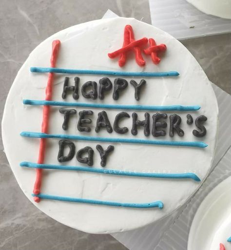 Teacher Appreciation Mini Cakes, Teachers Day Bento Cake Design, Teachers Day Cupcakes Ideas, Cake Design For Teachers Day, Cake Hari Guru Aesthetic, Kue Hari Guru Aesthetic, Teachers Day Cake Design, Birthday Cake For Teacher, Teachers Day Cupcakes