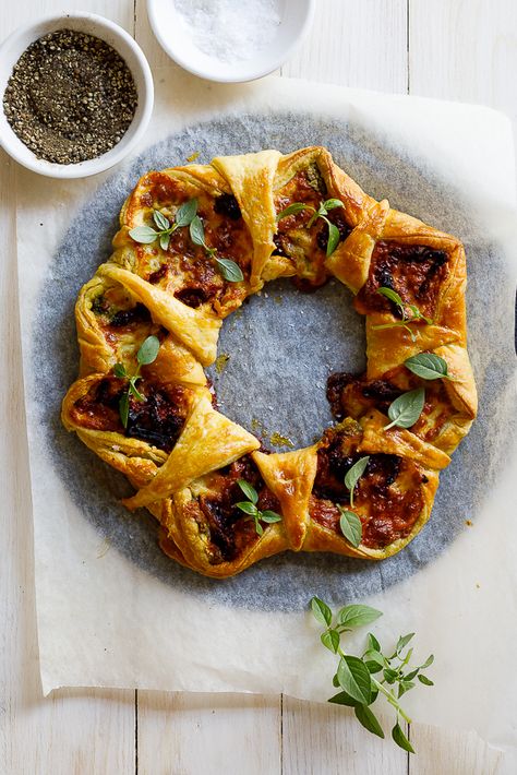 Sun-dried tomato basil mozzarella pastry wreath - Simply Delicious Mozzarella Wreath, Pastry Wreath, Cranberry And Brie, Tomato Mozzarella Basil, Basil Mozzarella, Holiday Cheese Boards, Brie Cranberry, Brie Puff Pastry, Christmas Appetizers Easy