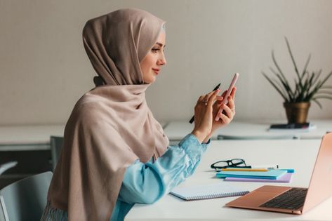 Hijab Office, Woman Office, Business Photoshoot, Online Quran, Hand Pictures, Muslim Women Hijab, Learn Quran, Work Culture, Hijabi Girl