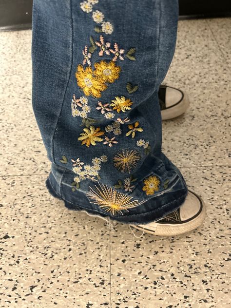 Things To Thrift For, Embroider Jeans Ideas, Patches On Jeans, Haine Diy, Pola Sulam, Kleidung Diy, Cute Embroidery, 자수 디자인, Swaggy Outfits