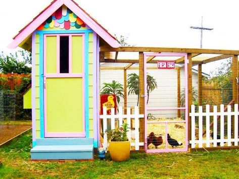 21 of the Most Outrageously Cool Chicken Coops (Which Is Your Favorite?) - EcoWatch Chicken Coop Decor, Coop Design, Best Chicken Coop, Chicken Coop Designs, Beautiful Chickens, Coop Plans, Building A Chicken Coop, Chicken Coop Plans, Backyard Chicken Coops