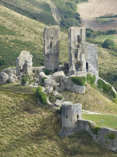 Regency History: Regency History's guide to Corfe Castle British Castles, Corfe Castle, Chateau Medieval, Beautiful Ruins, English Castles, Abandoned Castles, Scotland Castles, Scottish Castles, 다크 판타지