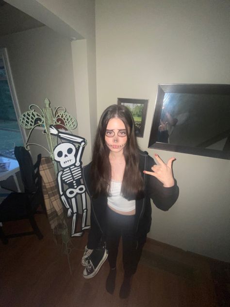 easy skeleton makeup, skeleton costume idea Easy Skeleton Costume Women, Cute Skeleton Halloween Costumes, Skeleton Womens Costume, Skeleton Inspired Outfit, Diy Skeleton Costume Women, Skeleton Costume Aesthetic, Skeleton Costume Ideas, Cute Skeleton Costume, Easy Skeleton Costume