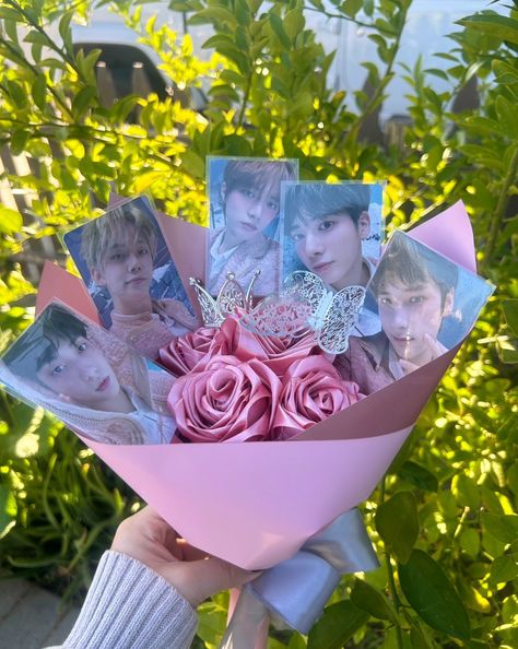 Kpop Flower Bouquet, Ramo Aesthetic, Kpop Present Ideas, Photocard Bouquet, Kpop Bouquet, Kpop Gifts Ideas, Hello Kitty Book, Diy Bouquet Wrap, K Crafts