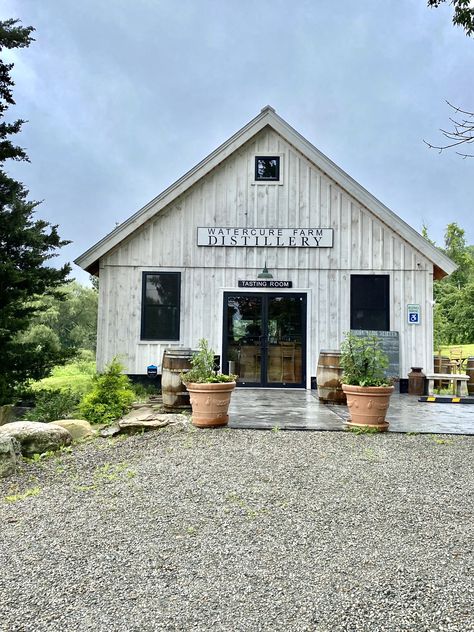 Farmhouse Storefront Design, Small Building Ideas, Farm Retail Store, Farm Store Exterior, Rustic Store Fronts, Farm Store Building, Farm Cafe Design, Dairy Farm Design, Farm Shop Ideas