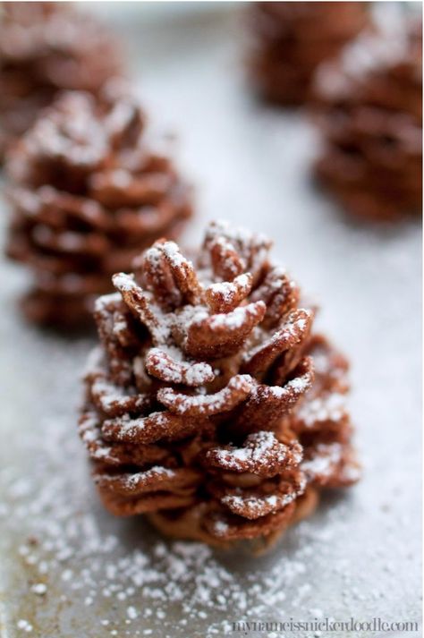 Edible Chocolate Pinecones Chocolate Pinecones, Jul Kaka, Christmas Snacks, Christmas Cooking, Holiday Desserts, Holiday Baking, Holiday Treats, Christmas Dinner, Christmas Treats