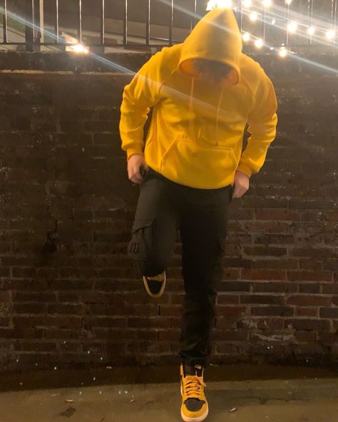 Yellow Sweatshirt Outfit Men, Jordan 1 Pollen Outfit, Yellow Hoodie Outfit Men, Yellow Hoodie Outfit, Yellow Sweatshirt Outfit, Hoodie Aesthetic Boy, Sweatshirt Outfit Men, Guy Outfit, Hoodie Outfit Men