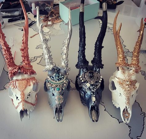 Deer Skull Decor, Deer Skull Art, Antler Ideas, Cow Skull Art, Oddities Decor, Taxidermy Decor, Skull Crafts, Antler Art, Taxidermy Art