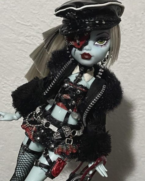 Monster tingz ༺☆༻ (@thedolls04) • Instagram photos and videos Goth Instagram, Monster High Room, Creepy Stuffed Animals, Monster High Doll Clothes, Monster High Custom Doll, Arte Monster High, Monster High Pictures, Monster Prom, Personajes Monster High