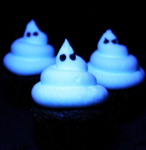 Glow In The Dark Frosting, Glow In The Dark Cupcakes, Halloween Food Cupcakes, Ghost Cupcakes, Glow Birthday Party, Spooky Food, Glow Birthday, White Frosting, Cupcake Frosting