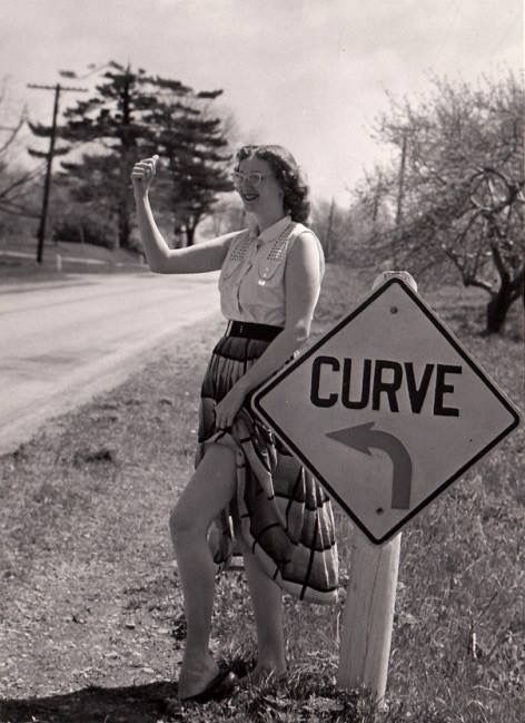 Nerdy girl hitchhiking, 1950s. Balboa Dance, Pic Funny, Hiking Skirt, Dangerous Women, Woman Hiking, Elliott Erwitt, Vintage Kiss, Retro Pictures, Cindy Sherman