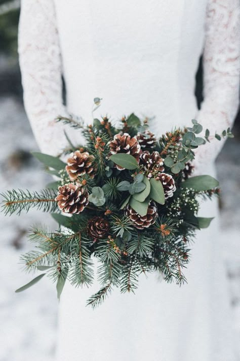 Pine Cone Wedding, Christmas Wedding Bouquets, Bodas Boho Chic, Fun Wedding Decor, Elegant Winter Wedding, Red Bouquet Wedding, Winter Wedding Bouquet, Winter Wedding Decorations, Winter Wedding Flowers