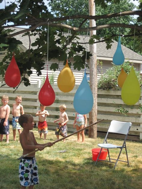 19 Fun Water Games to Enjoy This Summer #howdoesshe #watergames #summeractivities Ballon Pinata, Balloon Pinata, Fun Water Games, Water Birthday, Outdoors Birthday Party, Outdoor Birthday, Summer Garden Party, Water Games, Water Party