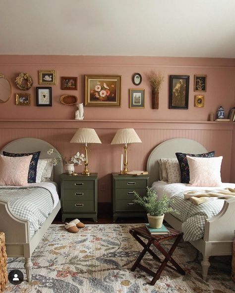 Historic Home Bedroom, Vintage Girl Room Ideas, No Window Bedroom, European Modern Home, Girls Bedroom Vintage, Florida Bungalow, Dusty Pink Bedroom, Vintage Modern Home, Vintage Girls Rooms