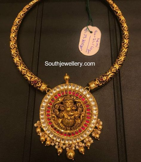 30 Beautiful Gold Kanti Necklace Designs! - Indian Jewellery Designs Gold Kanti Necklace, Kanti Necklace Designs, Kanti Necklace, Gold Jewellery India, Jewelry Necklace Simple, Bridal Jewels, Antique Jewellery Designs, Gold Jewelry Simple Necklace, Fancy Jewellery Designs