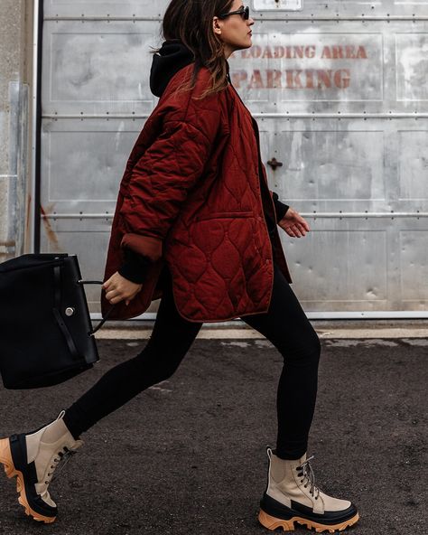 I Found The Frankie Shop Quilted Jacket Dupe — WOAHSTYLE Frankie Shop Quilted Jacket, Quilted Jacket Street Style, Nathalie Martin, Quilted Jacket Outfit, White Linen Suit, Victoria Beckham Outfits, Black Quilted Jacket, The Frankie Shop, Frankie Shop