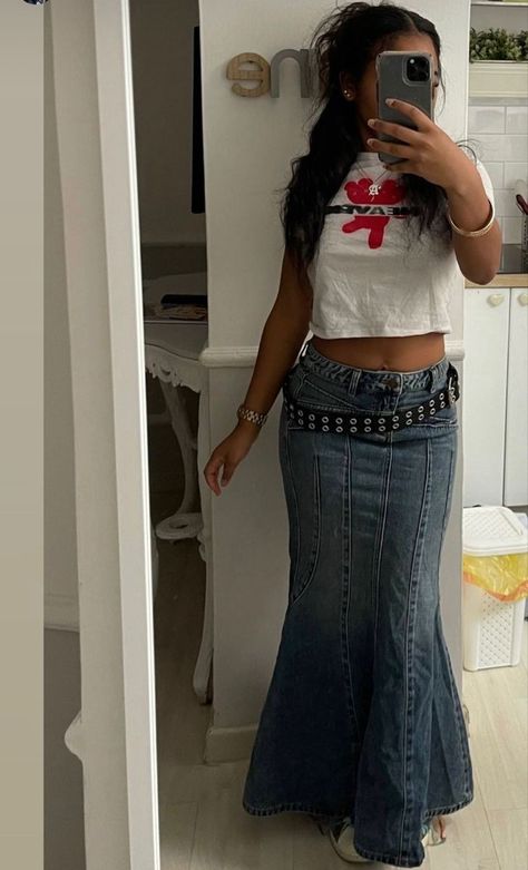 Streetwear Maxi Skirt, Everyday Y2k Outfits, Womens Y2k Fashion, Yoga Skirt Outfit, Cute House Party Outfits, House Show Outfit, Y2k Curvy Outfits, Vintage Fashion Inspiration, Bustiers Outfits