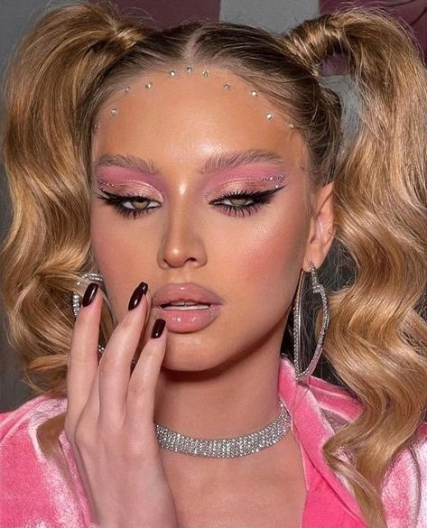 Smokey Eye Festival Makeup, Barbie Hairstyle Inspiration, Barbie Makeup Brown Skin, Barbie Hair Look, Makeup Looks Barbie, Barbie Makeup Inspiration, Barbie Inspired Makeup Eye, Barbie Inspired Makeup Look, Barbie Aesthetic Makeup