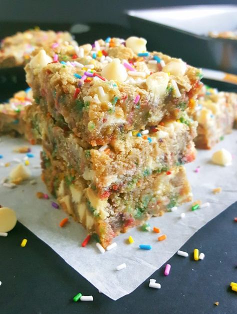 Chocolate Chip Birthday Cake, Birthday Cake Blondies, Cake Batter Blondies, Birthday Cake Batter, Bakery Style Muffins, Easy Pumpkin Carving, White Chocolate Chip, Blondies Recipe, Cake Bars