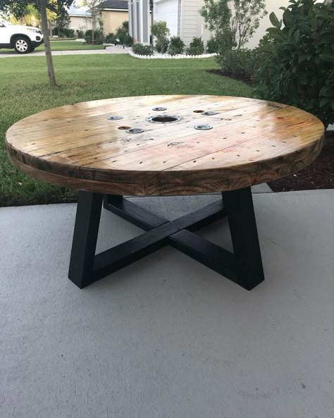 Table Made From Spool Cable Reel, Wooden Spool Tables Diy, Wood Spool Coffee Table, Large Wood Spool Ideas, Wooden Cable Reel Ideas, Wooden Spool Dining Table, Wooden Spool Coffee Table, Cable Wheel Table, Diy Spool Table Outdoor