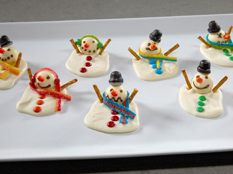 Melting Snowman Bark: Puddles of creamy white chocolate harden into delightful holiday treats without turning on the oven. Decorate them with different candies. Snowman Bark, Drink Desserts, Melting Snowman, Licorice Candy, Melting Snowmen, Melted Snowman, Bark Recipe, Small Snacks, Christmas Goodies