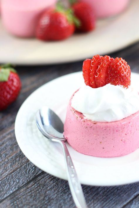 Strawberry Panna Cotta Recipe, Strawberry Panna Cotta, Panna Cotta Recipe, Strawberry Balsamic, Balsamic Recipe, Easter Desserts Recipes, Low Carb Baking, Easter Dessert, Party Desserts