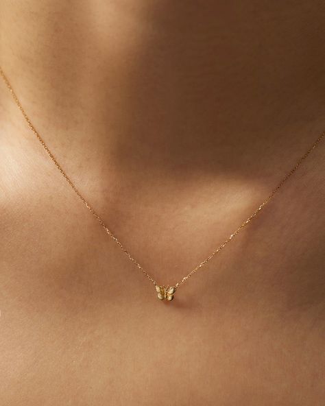 Cheap Dainty Jewelry For Valentine's Day, Luxury Dainty Yellow Gold Butterfly Necklace, 00s Mode, After The Wedding, Preppy Jewelry, Pretty Jewelry Necklaces, Pola Gelang, Jewelry Accessories Ideas, Classy Jewelry